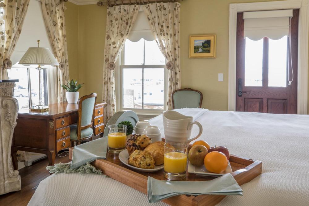 Superior King Room interior